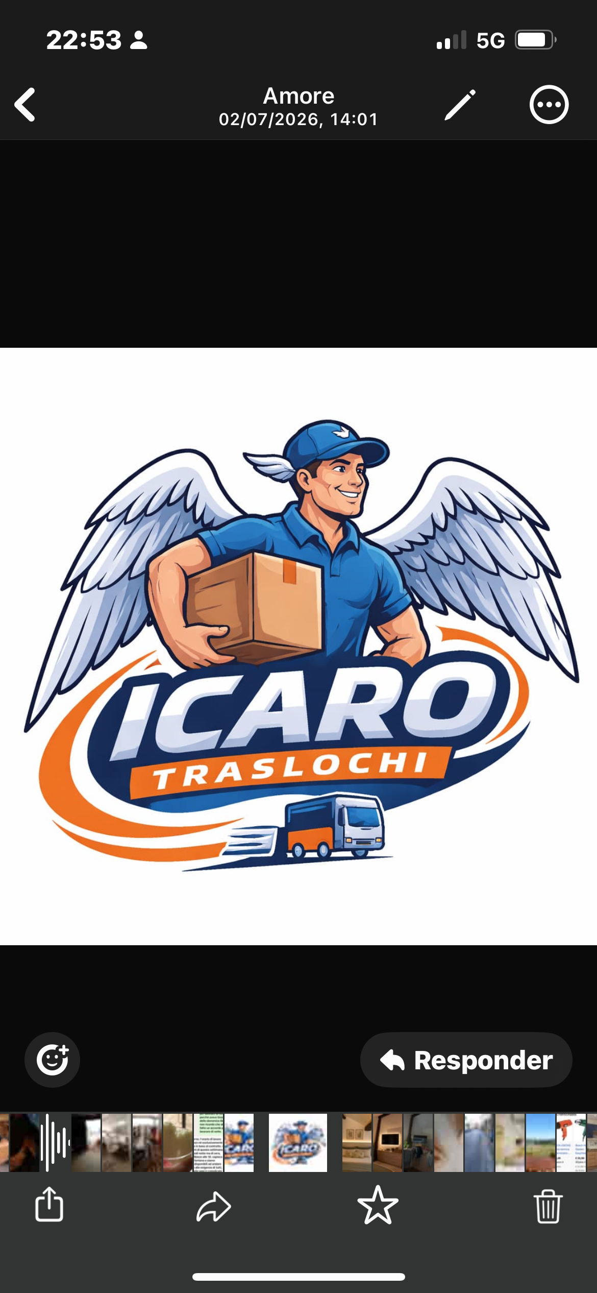 Equipe di traslochi al lavoro